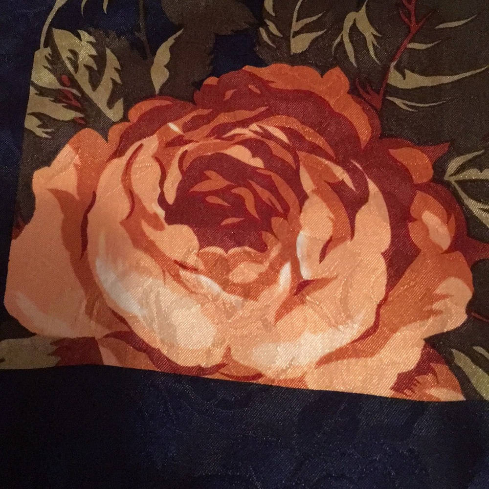 🎈SALE🎈🧣SCARF #3 “VIVID ROSES”🧣 - Picture 6 of 9